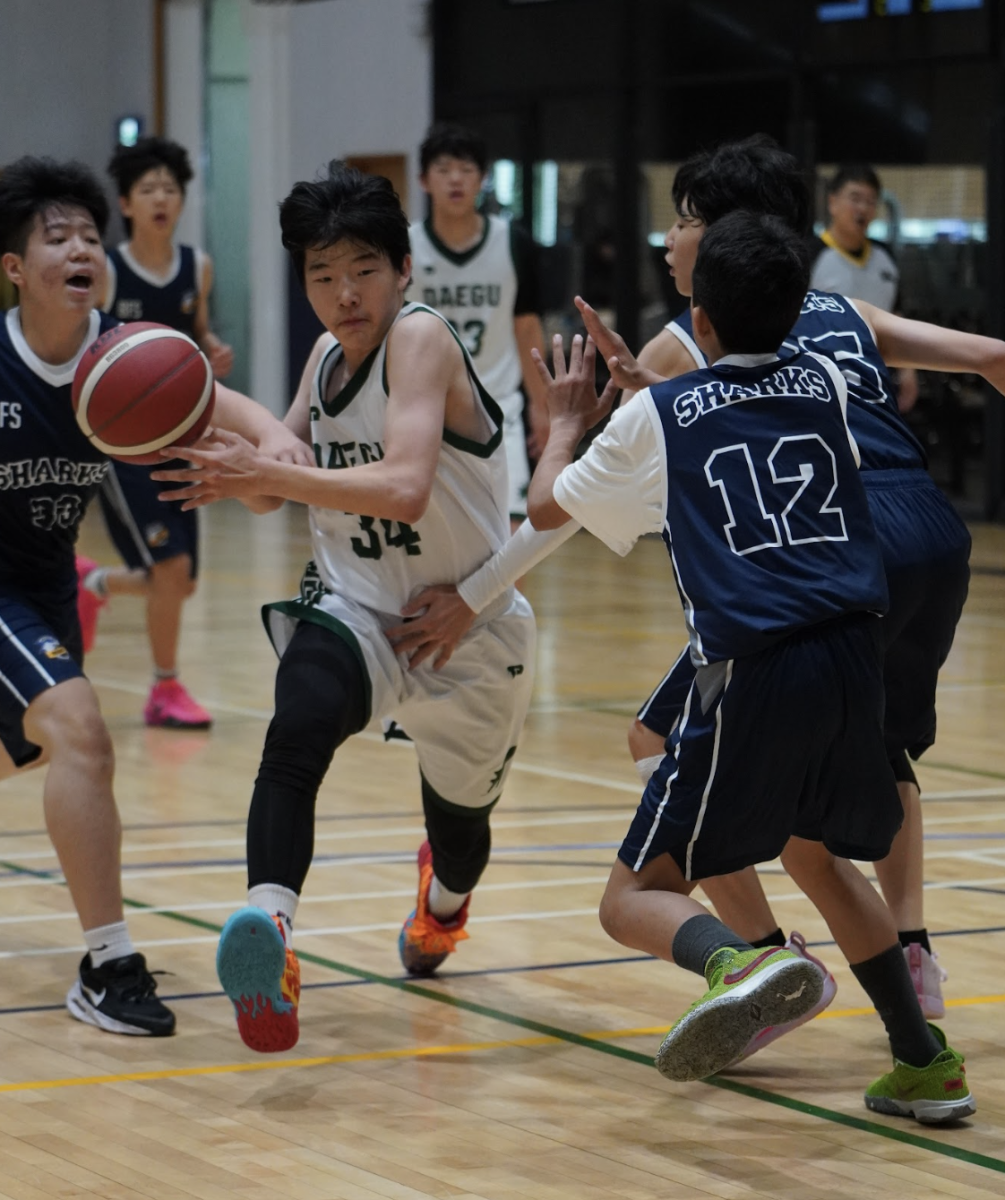 Eighth grader Joseph Yoon (34) drives into the paint with speed and control, weaving past three defenders for a smooth layup finish. His decisive play narrows the Jets’ point deficit against the Sharks, sparking momentum for his team.